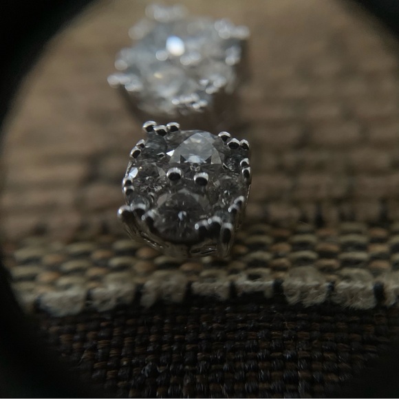 925 - 0.50ct Moissanite stud earrings. Brand New with box. - Picture 9 of 9